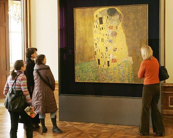 4. Gustav Klimt - The Kiss (1907-1908)