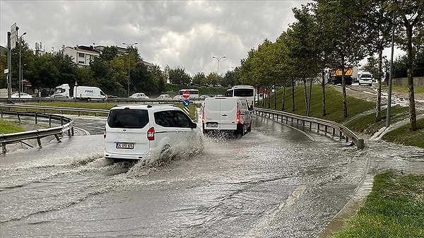 Trafik yoğunluğu yüzde 50'nin üzerinde, İstanbul'da yağışların bugün ve yarın etkili olması bekleniyor.