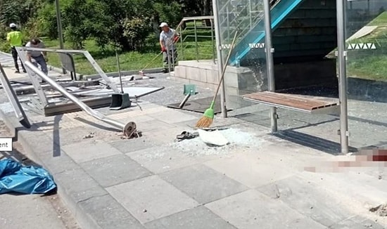 Araç, Otobüs Durağına Daldı: Yaralılar Var