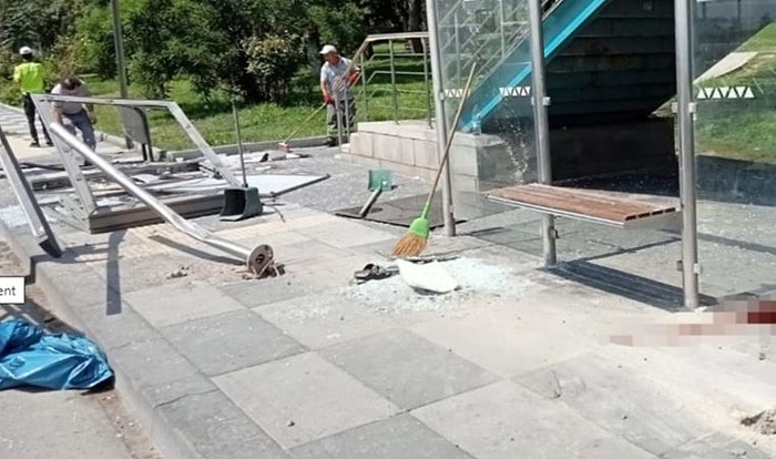 Araç, Otobüs Durağına Daldı: Yaralılar Var