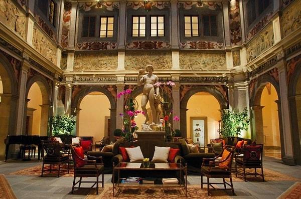 İlk Toskana sürüş yolculuğu, Four Seasons Hotel Firenze'deki Faggio Garden'da açık havada bir karşılama yemeği ile başlayacak ve bir haftalık keşfi başlatacak.
