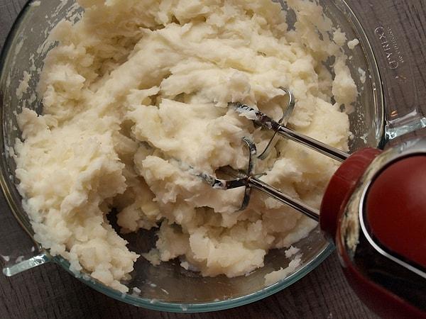 1. Patates püresi yaparken fıtık attırmaya son! Daha lezzetli bir patates püresi yapmak istiyorsanız patatesler sıcakken ekleyin sütünü, tereyağını çalıştırın el mikserini, saniyeler içinde patates püreniz hazır.