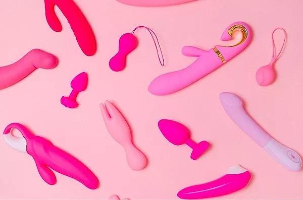 Amerika Birleşik Devletleri’nin Kaliforniya eyaletinde ise bir giyim markası kusurlu olarak üretilen seks oyuncaklarının çöpe gitmemesi adına geri dönüşüme destek sağlayacak oldukça enteresan bir proje üretti.