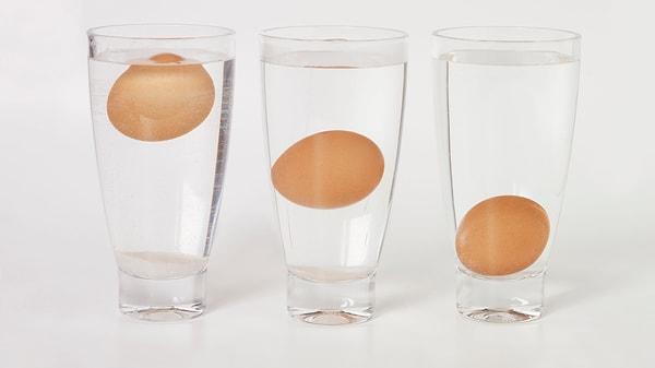 13. Yumurtalarınızın taze olup olmadığını anlamak için bir kaba soğuk su koyun. Eğer yumurta batıyorsa, taze demektir. Eğer yüzüyorsa, hiç düşünmeden çöpe atabilirsiniz.