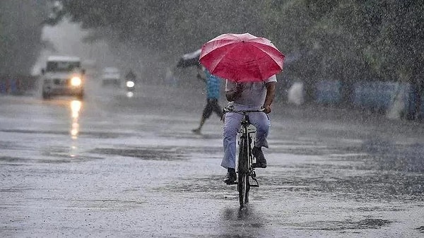 Yurt genelinde devam eden yağışlar birçok şehirde hayatı olumsuz etkiliyor. Yüksek seyreden hava sıcaklıkları ise birçok probleme yol açıyor.