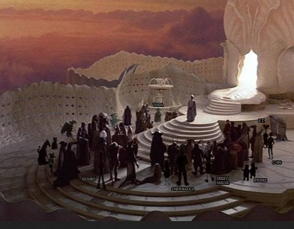 3. 1984 yapımı 'The Never Ending Story' filmindeki saray sahnesinde arka planda Yoda, Gumby, Chewbacca, Mickey Mouse, C-3PO, E.T., ve Ewokslardan bazılarını görebilirsiniz.