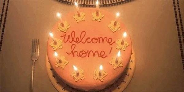 7. Coraline filmindeki 'Welcome Home!' Türkçesi ile 'Evine Hoş Geldin!' yazılı pastanın 'home' kelimesindeki 'o' harfinin üzerinde iki tane yuvarlak şekli bulunuyor. Yazıbiliminde iki yuvarlak 'yalan söylüyorum' anlamına geliyor. Coraline'ın gerçekten evinde olmadığının analitik bir mesajı verilmiş!