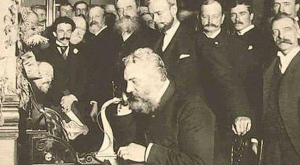 Graham Bell ilk telefon aramasını yapıyor.