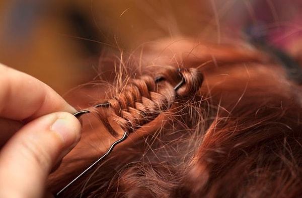 10. Saçınızı tel tokalara bu şekilde sarıp düzleştiriciyle kısaca üstünden geçin ve soğuyana kadar açmayın