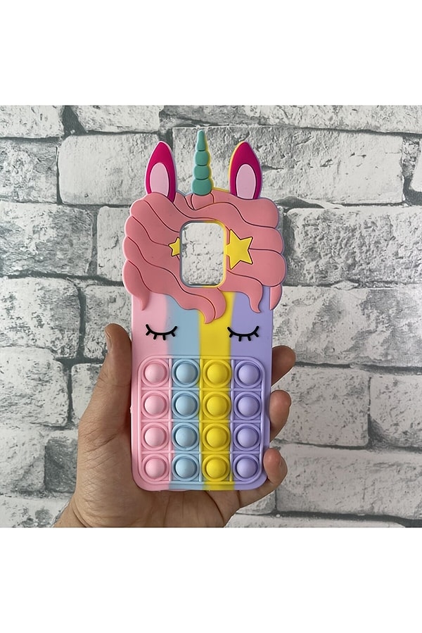 18. Telefonunuz için hem unicorn hem pop it detaylı çok tatlı bir telefon kılıfı.