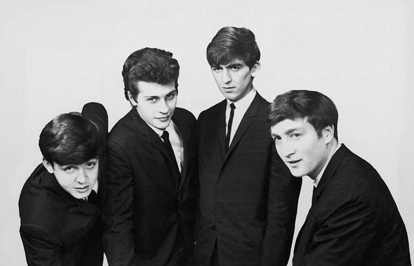 Zamanının ve şehri Liverpool'un en ünlü davulcularından olan Ringo, The Beatles’a kimin yerine getirilmiştir?