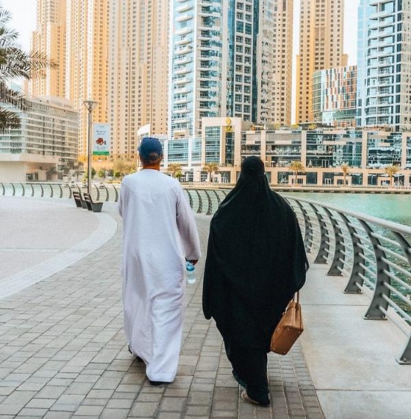 1. “Dubai’de turistlerin çok olduğu doğru ancak sakın şort ve atlet gibi kısa kıyafetler giymeyin, yerel halk bunu pek hoş karşılamıyor…”