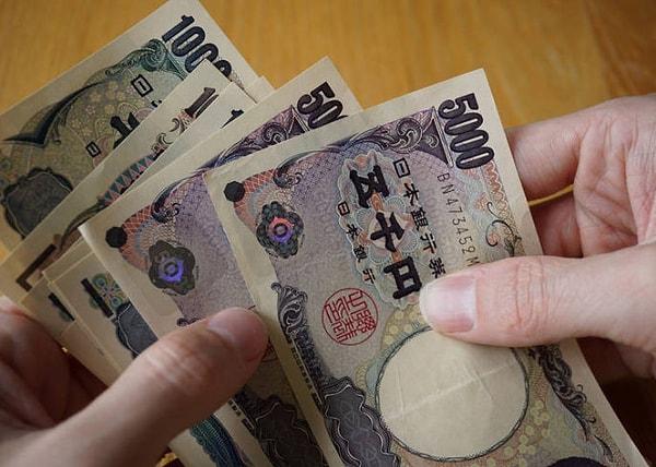 5. “Japonya’da hediyelik eşya aldığım tezgahtara para uzattığımda bana korku dolu bakışlarla bakmıştı resmen. O yüz ifadesini asla unutmuyorum. Meğerse Japonya’da  parayı direkt uzatmak yerine tezgahın üzerine koymanız gerekiyormuş!”