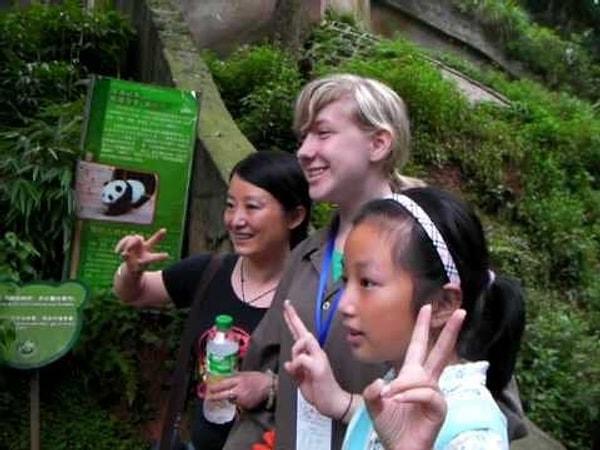 9. “Çin’de sarışın ve uzun boylu bir turistseniz acayip dikkat çekiyorsunuz, hazırlıklı olun derim. Yolda sizi çevirip fotoğraf çekinmek istiyorlar bazen.”