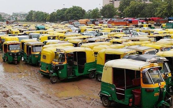 15. "Hindistan'da sizi 'taksi' diye bindirdikleri aracın kapısı yok. Can güvenliğiniz sıfır! Ayrıca trafikte yaşanan kavgayı, bağrışmaları, gürültüyü açıklayamam bile..."