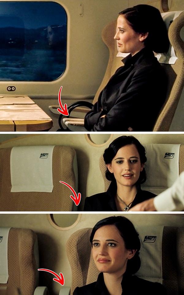4. Casino Royale filminde karakterin sağ kolunun altındaki kolçak sürekli olarak yer değiştiriyor.