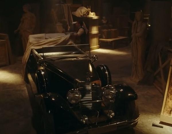 Aynı filmde bulunan eski arabanın pili 90 yıldır bir depoda kalmasına rağmen nasıl bitmedi?