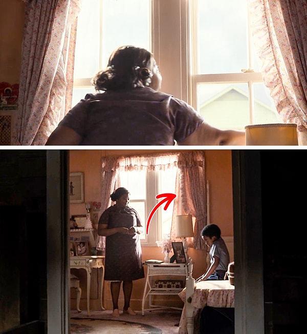 12. The Witches adlı filmde büyükanne, odayı çocuğa göstermek için perdeleri açar. Ama kamera açısı değiştiğinde sağdaki perde birden değişiverir!