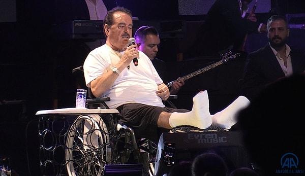 Tekerlekli sandalyede ayakları alçılı bir haldeyken Bodrum'da konser veren Tatlıses'in görüntüleri sosyal medyada gündem olmuştu.