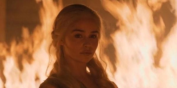 9. Daenerys'in Game of Thrones'daki dikkate değer özelliklerinden biri, ateşin onu yakmamasıydı.
