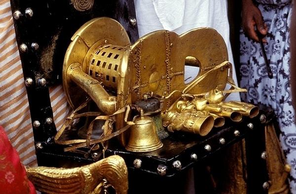 Kraliçe olarak imparatorluğun en kutsal nesnesi olan 'Altın Tabure'nin de aynı zamanda resmi koruyucusuymuş.