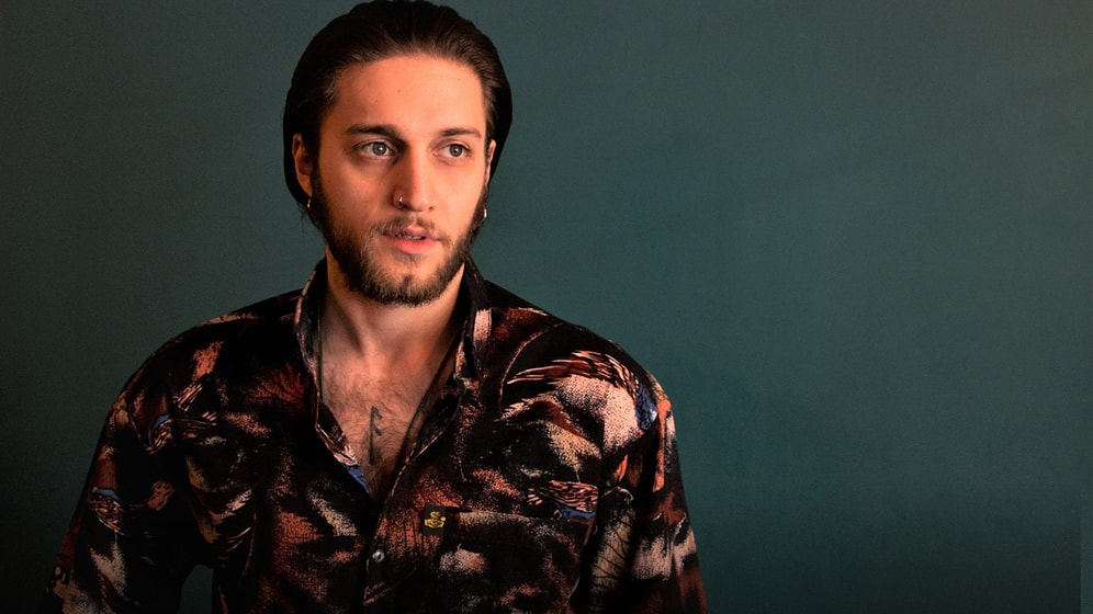 Aşk Adamı Ufuk Beydemir'in Şarkılarında Kalbimizi Çalan Efsanevi Şarkı Sözleri