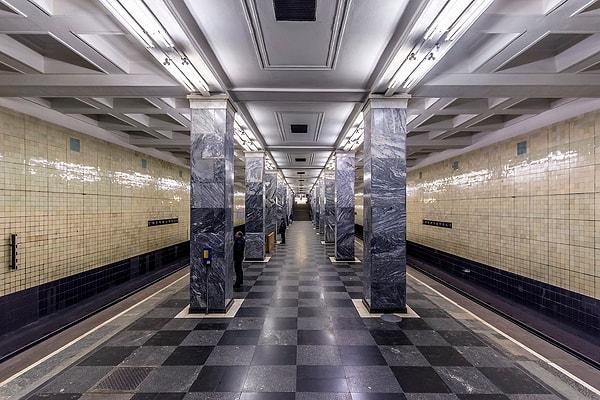 Stalinist mimarinin taçlandıran başarılarından biri Moskova Metrosuydu.