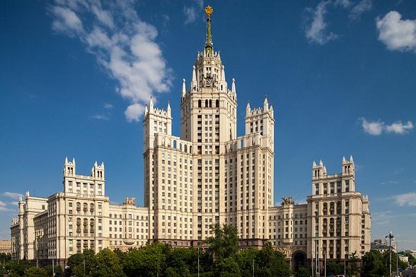 Stalinist mimarinin diğer mirası, 1947 ve 1953 yılları arasında Moskova'da inşa edilen orijinal "Yedi Kızkardeş" üzerine modellenen bu anıtsal gökdelenlerdi.