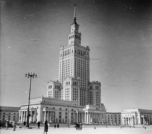 Yedi Kızkardeş, 1955'te tamamlanan Varşova Kültür ve Bilim Sarayı'nda olduğu gibi, SSCB genelinde taklit edildi:
