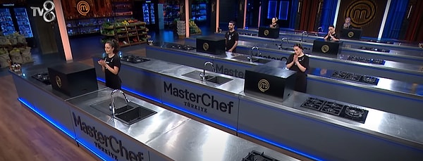 MasterChef Türkiye bu akşam 54. bölümü ile ekranlarda olacak. Bu akşam yayınlanan bölümde ilk eleme gerçekleşecek.