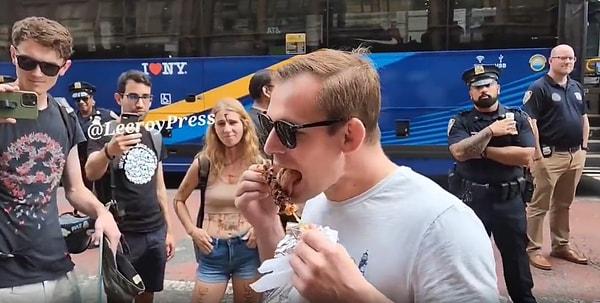 Vegan aktivistlerin karşısına geçen bir adam şiş kebabı yalayarak yedi.