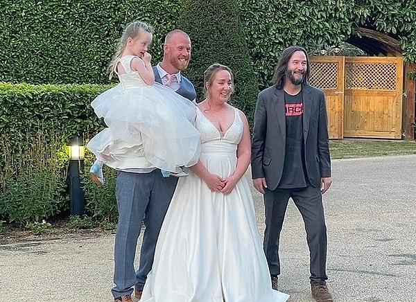 19. Dünyaca ünlü oyuncu Keanu Reeves, kaldığı otelde düğün yapan Nikki ve James Roadnight çiftine yaptığı sürprizle gözlerimizden kalpler fışkırttı!