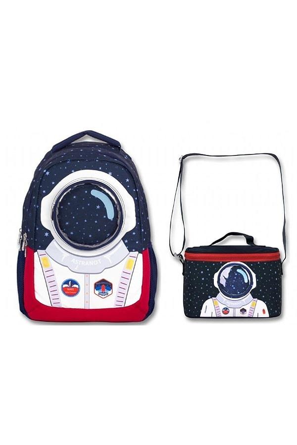 3. En büyük hayali astronot olmak isteyen ilkokul çocukları için çok tatlı bir okul çantası ve uyumlu beslenme çantası.