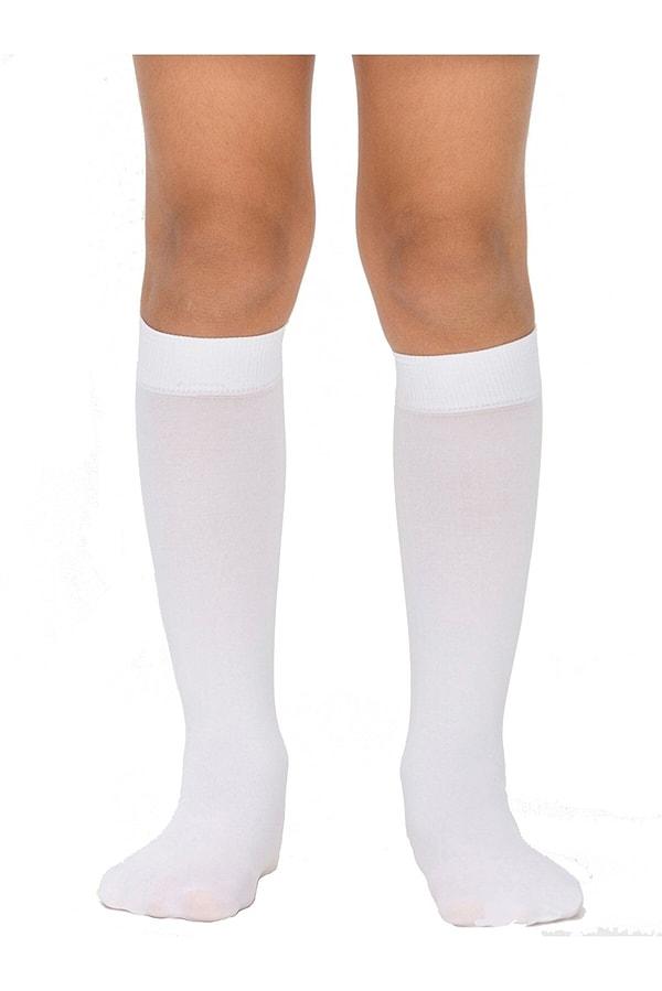 16. Beyaz diz altı okul çorapları en çok kullanılan modellerden...