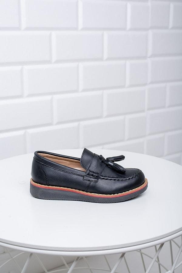 18. Bu loafer ayakkabılar, yılların eskitemediği tam bir klasik okul ayakkabısı.