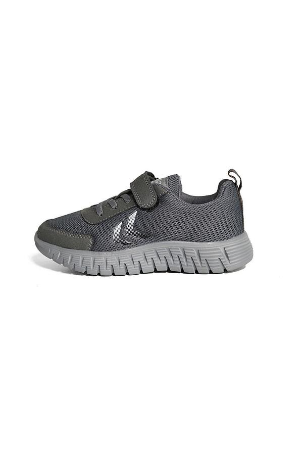 20. Hummel marka spor ayakkabısı, uygun fiyatlı ve rahat bir sneaker arayanların tercihi.