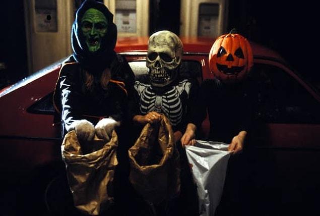 Si vous avez vu le troisième film de cette série, l'intrigue du film tourne autour de tueurs en série qui tuent des enfants portant des masques d'Halloween.