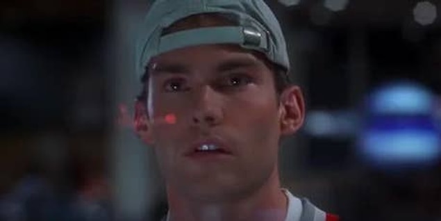 Si vous regardez bien, le reflet de l'avion est en plein milieu de la tête de Billy ! Plus tard, Billy meurt lorsqu'un morceau de métal du train lui coupe la tête en plein milieu.