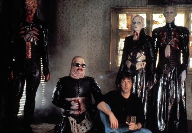 De plus, ce Barker est l'auteur non seulement de 'Candyman' mais aussi du livre basé sur la série de films 'Hellraiser'.