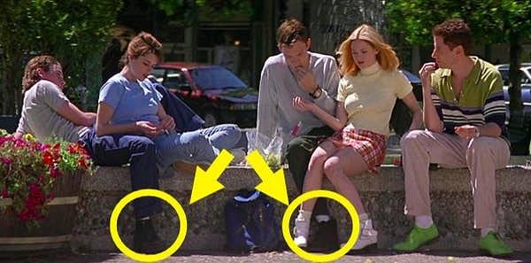 11. 1996 yapımı 'Scream' filmindeki seri katilin aslında kim olduğu en başından beri gösteriliyor. Billy ve Stu'nın giydiği ayakkabıları ilerleyen sahnelerde de maskeli seri katilin ayağında görebilirsiniz.