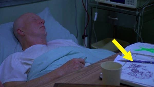 12. 'Saw'ın ilk filminde John Kramer'ın hastane sahnesinde 'ters ayı tuzağı' diyagramını çizmiş olduğunu görebilirsiniz. O dakikaya kadar John'un Jigsaw olduğunu bilmiyoruz!