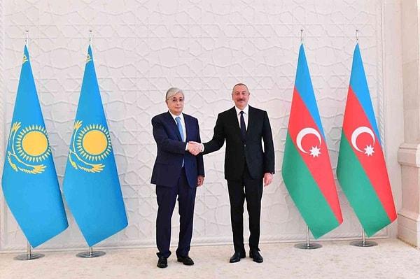 Kazakistan Devlet Başkanı Kasım Cömert Tokayev'in geçtiğimiz hafta gerçekleştirdiği Azerbaycan ziyareti ilginç bir olaya sahne oldu.