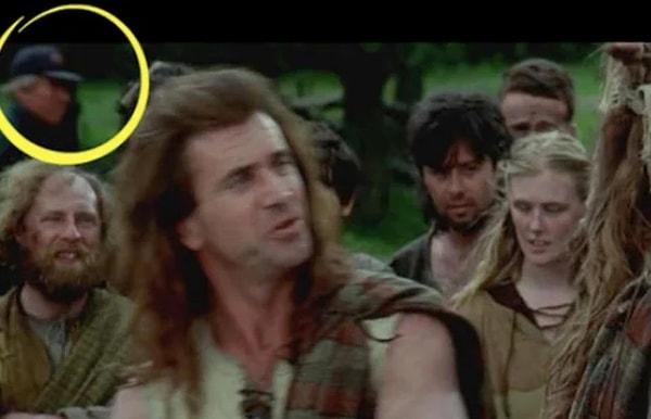 11. Braveheart filminin çekimi sırasında bir sahnede arka tarafta beyzbol şapkalı birinin yürüdüğü görülüyor.