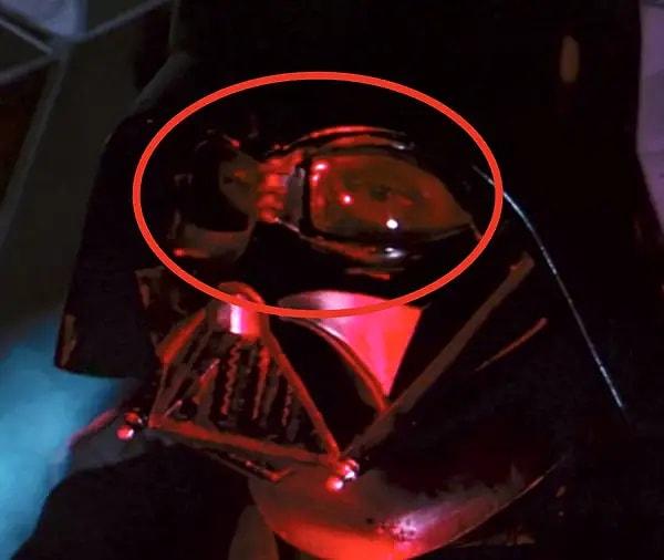 16. Star Wars Episode IV: A New Hope’da Darth Vader miğferinden David Prowse'un yüzünün küçük bir kısmını görebiliyoruz.