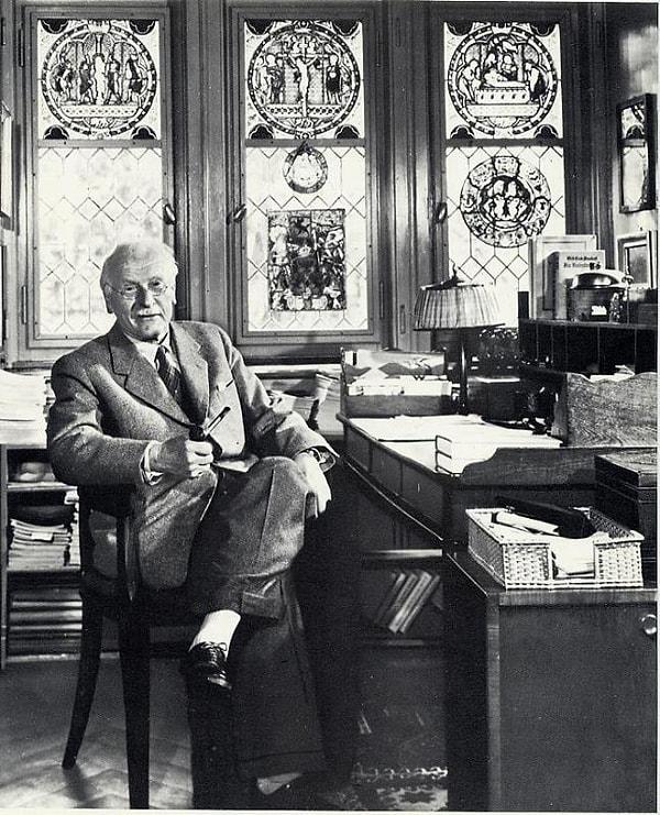 Carl Gustav Jung, psikiyatriyi astroloji ile buluşturan ve bu alana öncülük etmiş önemli insanlardan bir tanesiydi.