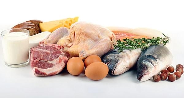 Et, tavuk, balık, yumurta, kuru baklagiller, yağlı tohum ürünlerinin bulunduğu grupta, aylık tabanda dana etinin fiyatı %6, yumurta %7 zamlandı. Kuzu eti fiyatı %10, balıketi %12, tavuk eti %5 azaldı. Baklagillerden nohut, kuru fasulye ve kırmızı mercimeğin fiyatları geriledi. Yeşil mercimek zamlandı.