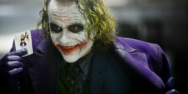 2. 'The Dark Knight' üçlemesi boyunca Joker karakterinin trajik geçmişi sürekli olarak gelişme göstermiştir.
