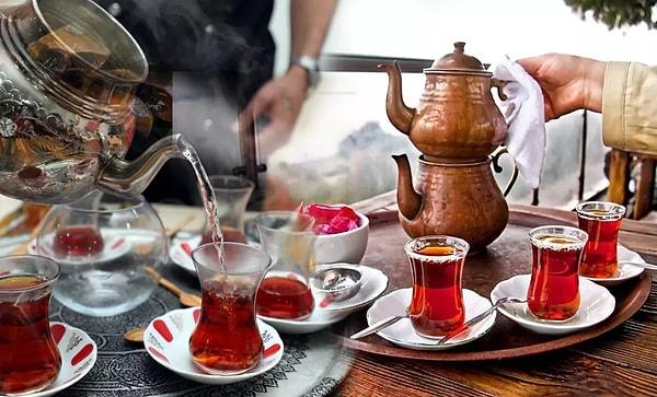Gerçek çay tiryakileri, çayı aromasız, bergamotsuz sade içer! Ama kimisi de muhakkak karanfil, bergamot gibi bir aroma verici ekler.