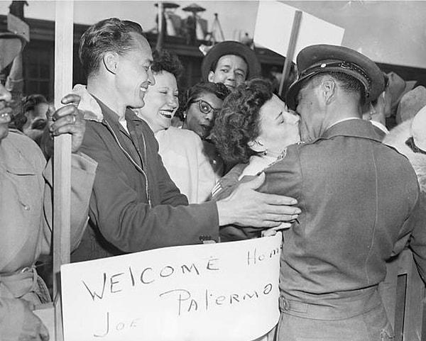 1. Kore Savaşı gazisi Binbaşı Joe Palermo eve döndükten sonra eşini öperken - 1953: