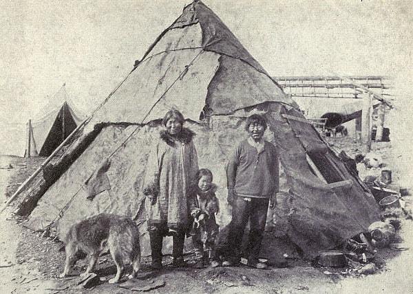 5. Yazlık evlerinin önünde poz veren bir Eskimo ailesi -1915: